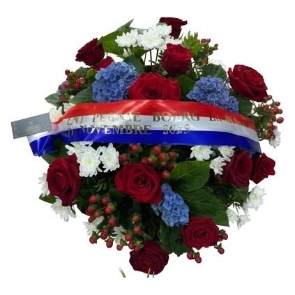 Une gerbe de roses rouges, d’hortensias bleus et de fleurs blanches, barrée d’un ruban tricolore